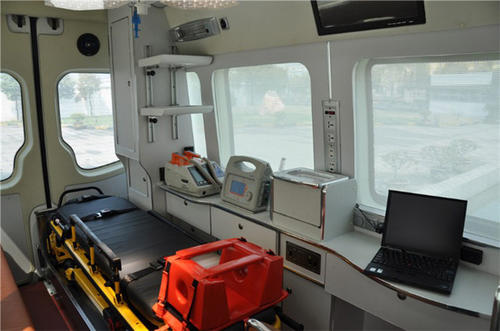 波密县救护车内部